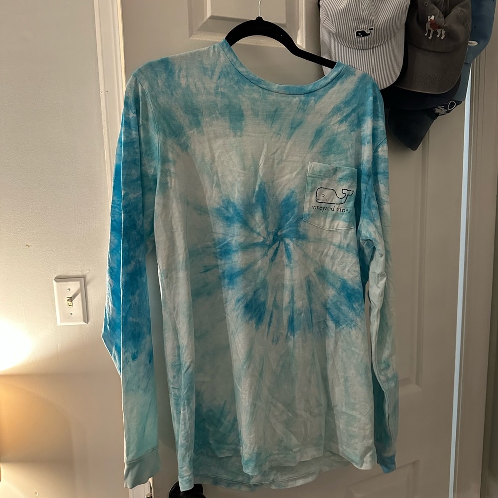 MENS SIZING/UNISEX SIZING Tye Dye Vineyard vines shirt